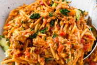 Cheesy Mexican Spaghetti Skillet with Ground Beef and Salsa roja