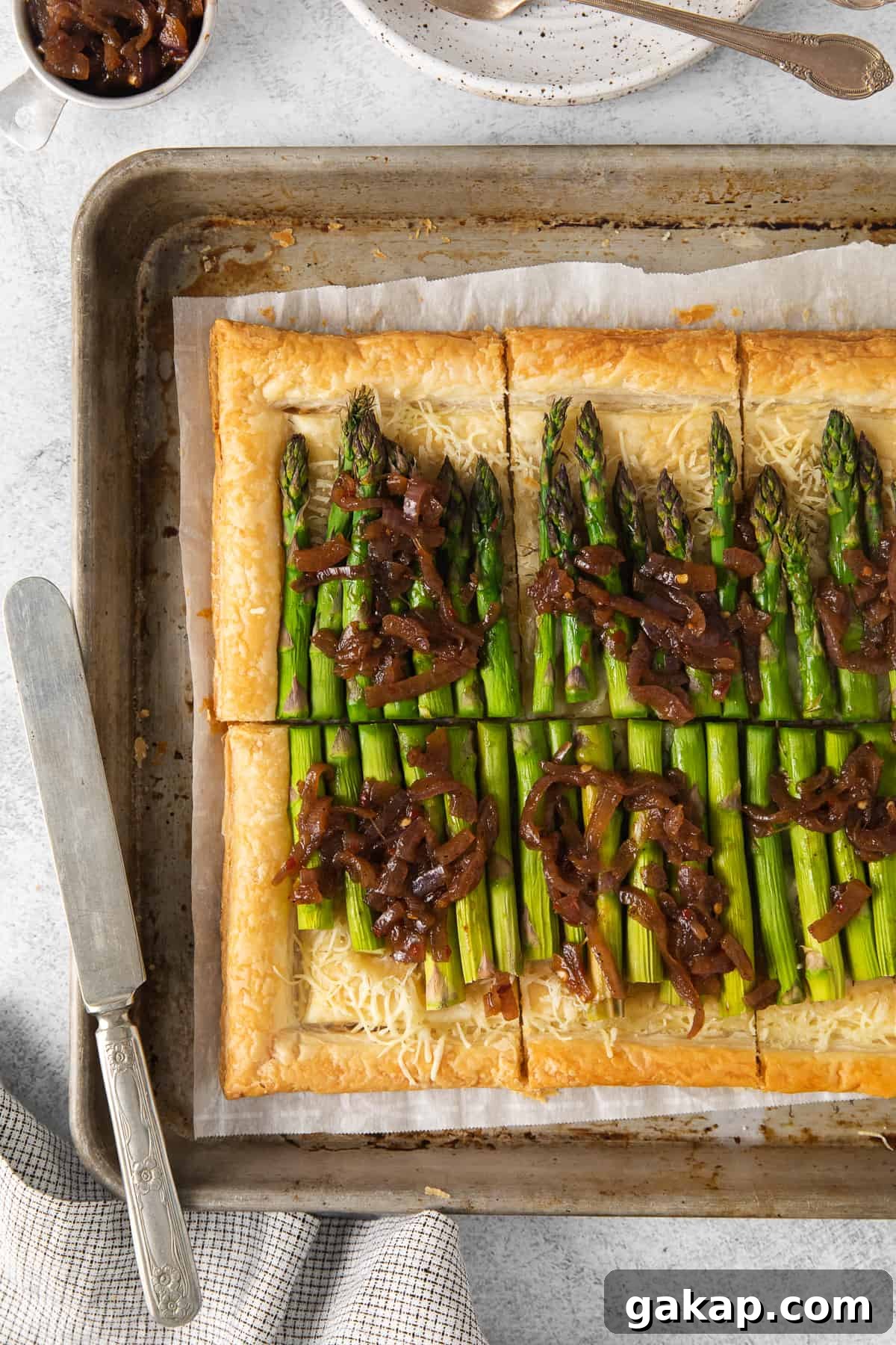 Asparagus tart with chutney Asparagus tart topped with onion chutney.
