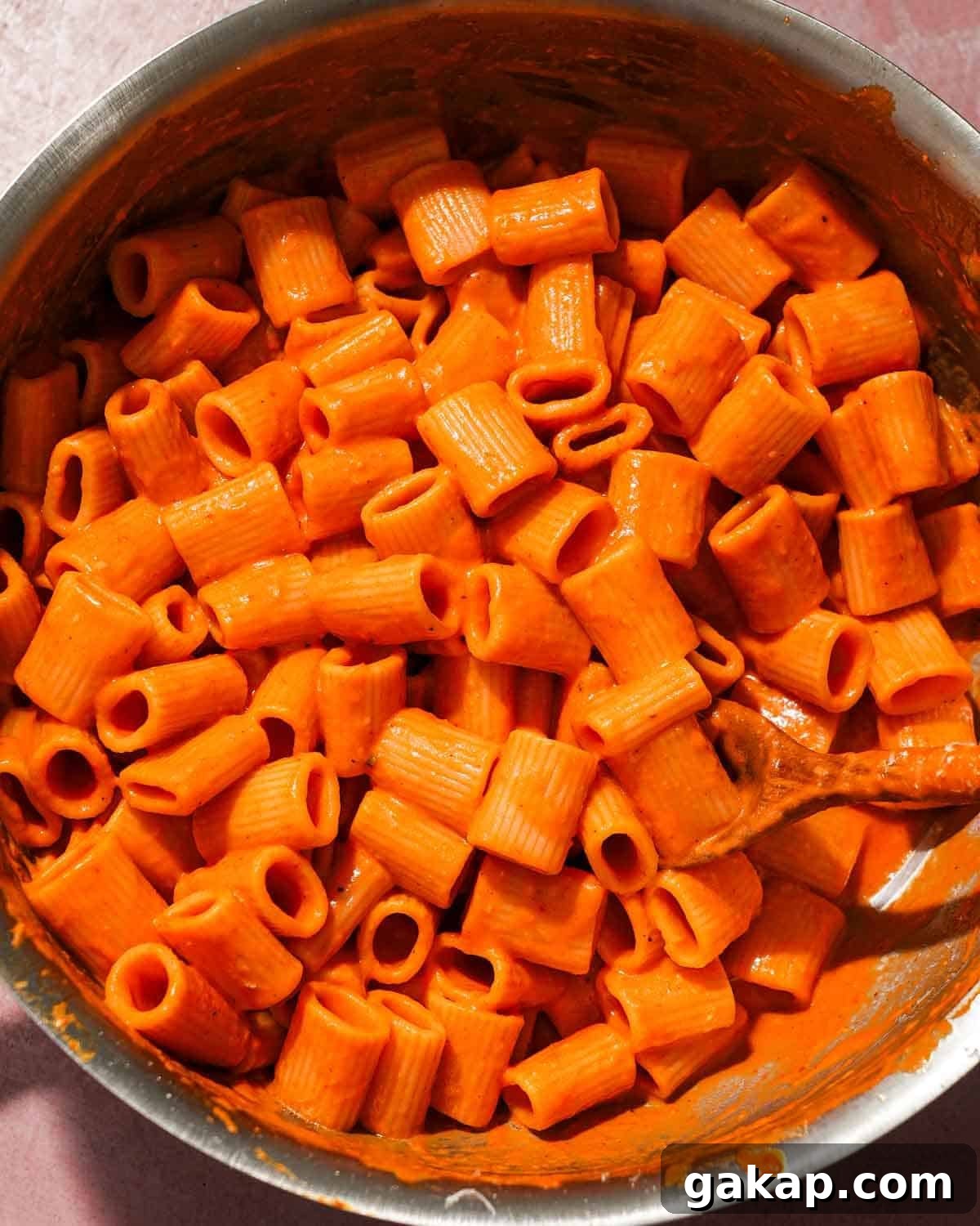 Creamy Roasted Red Pepper & Tomato Pasta Recipe 7 A large skillet of pasta tossed with roasted red pepper and tomato pasta sauce.