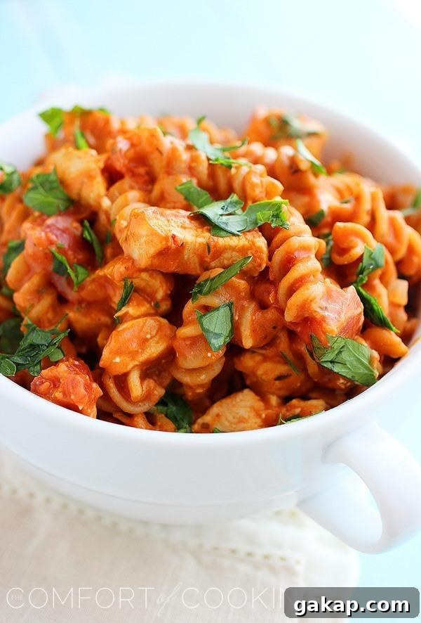 Creamy Italian Chicken & Pasta Skillet – Super scrumptious chicken and creamy pasta is a delicious meal on busy weeknights. It makes great leftovers, too! | thecomfortofcooking.com