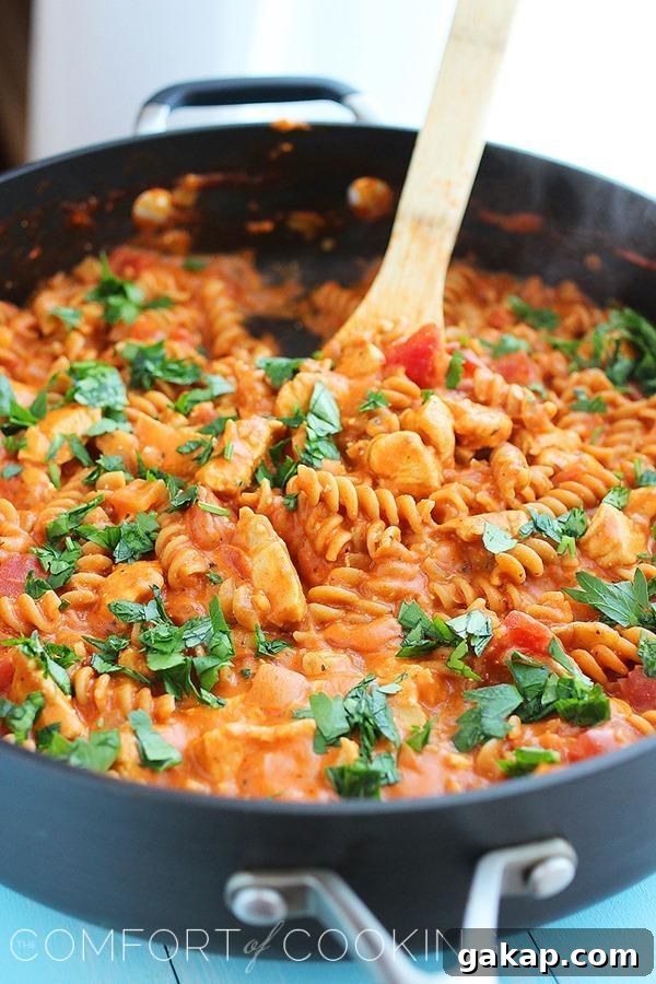Creamy Italian Chicken & Pasta Skillet – Super scrumptious chicken and creamy pasta is a delicious meal on busy weeknights. It makes great leftovers, too! | thecomfortofcooking.com