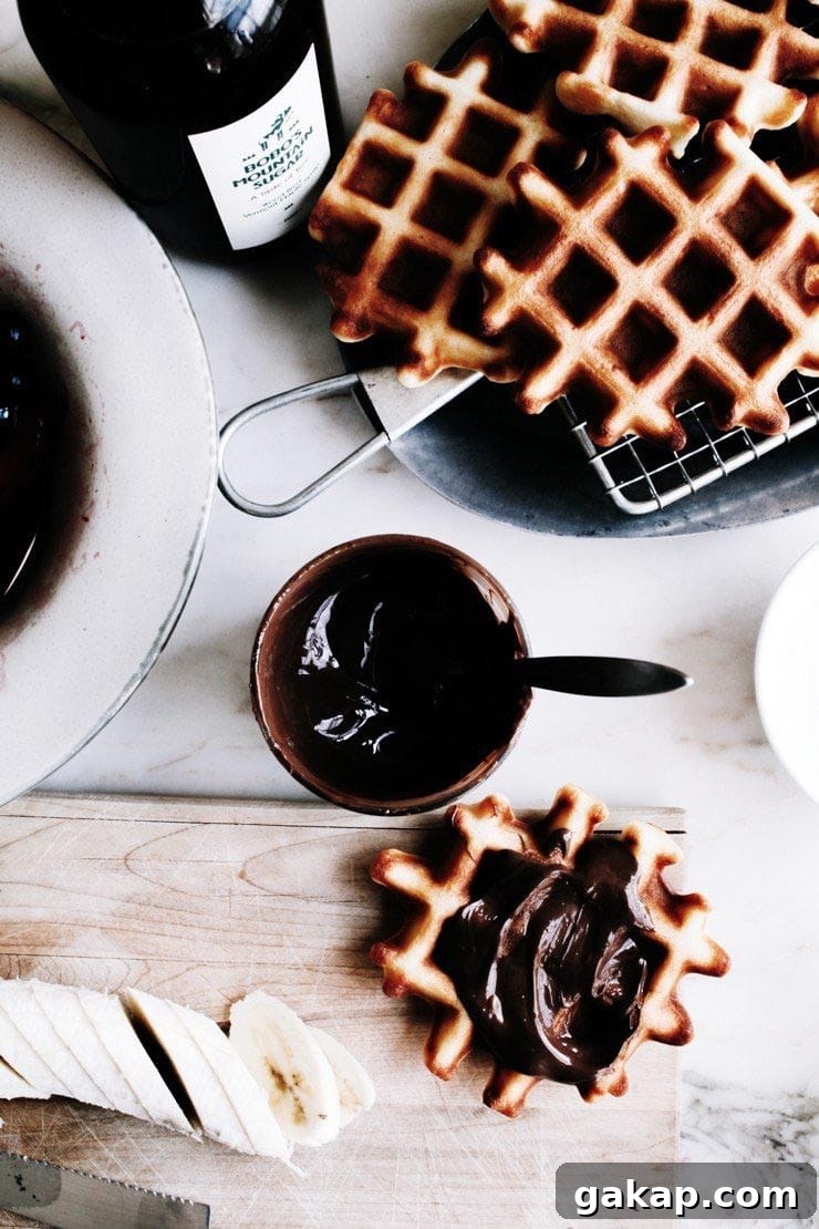 crispy waffles with nutella and banana